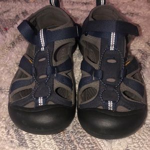 “Little Kid” size 3 Keen sandals.